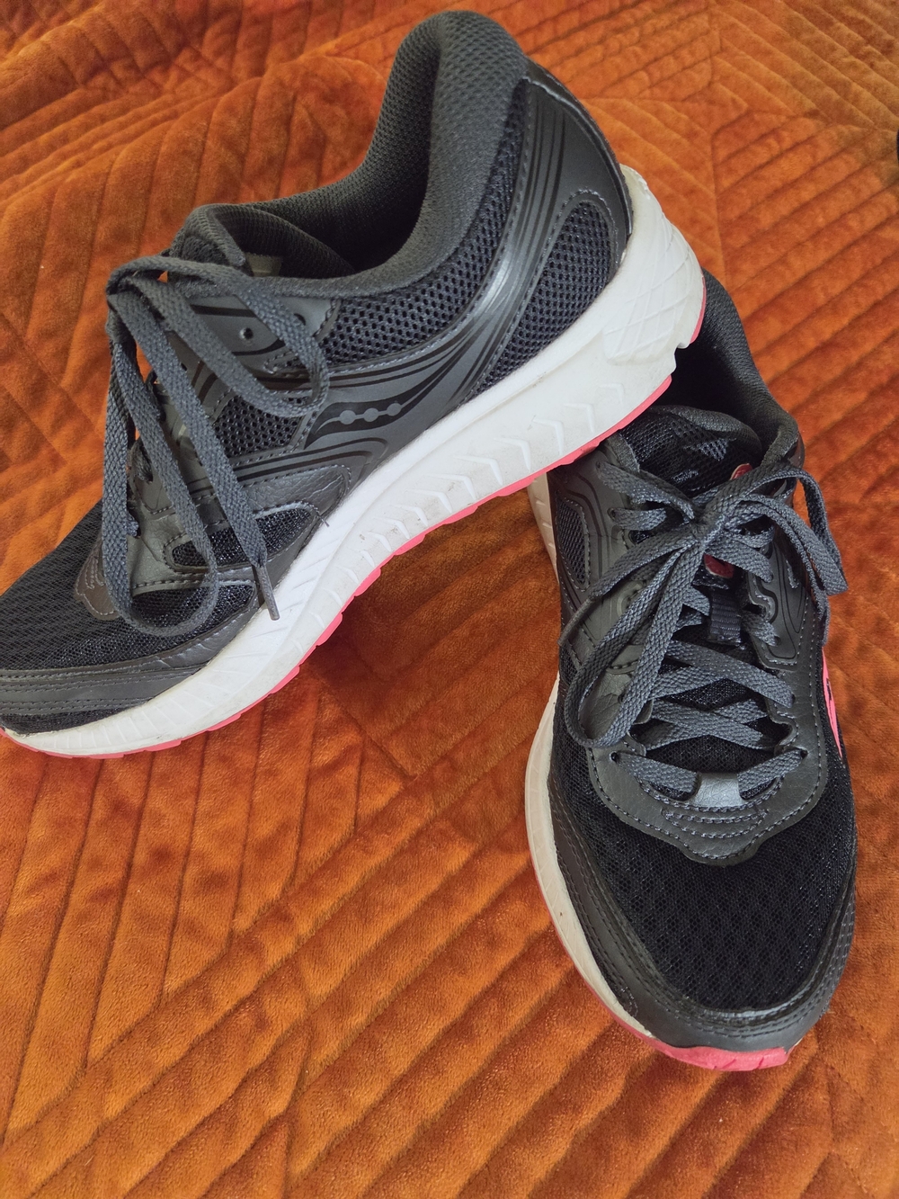 Women's Black and Pink Running Sneakers - Saucony
